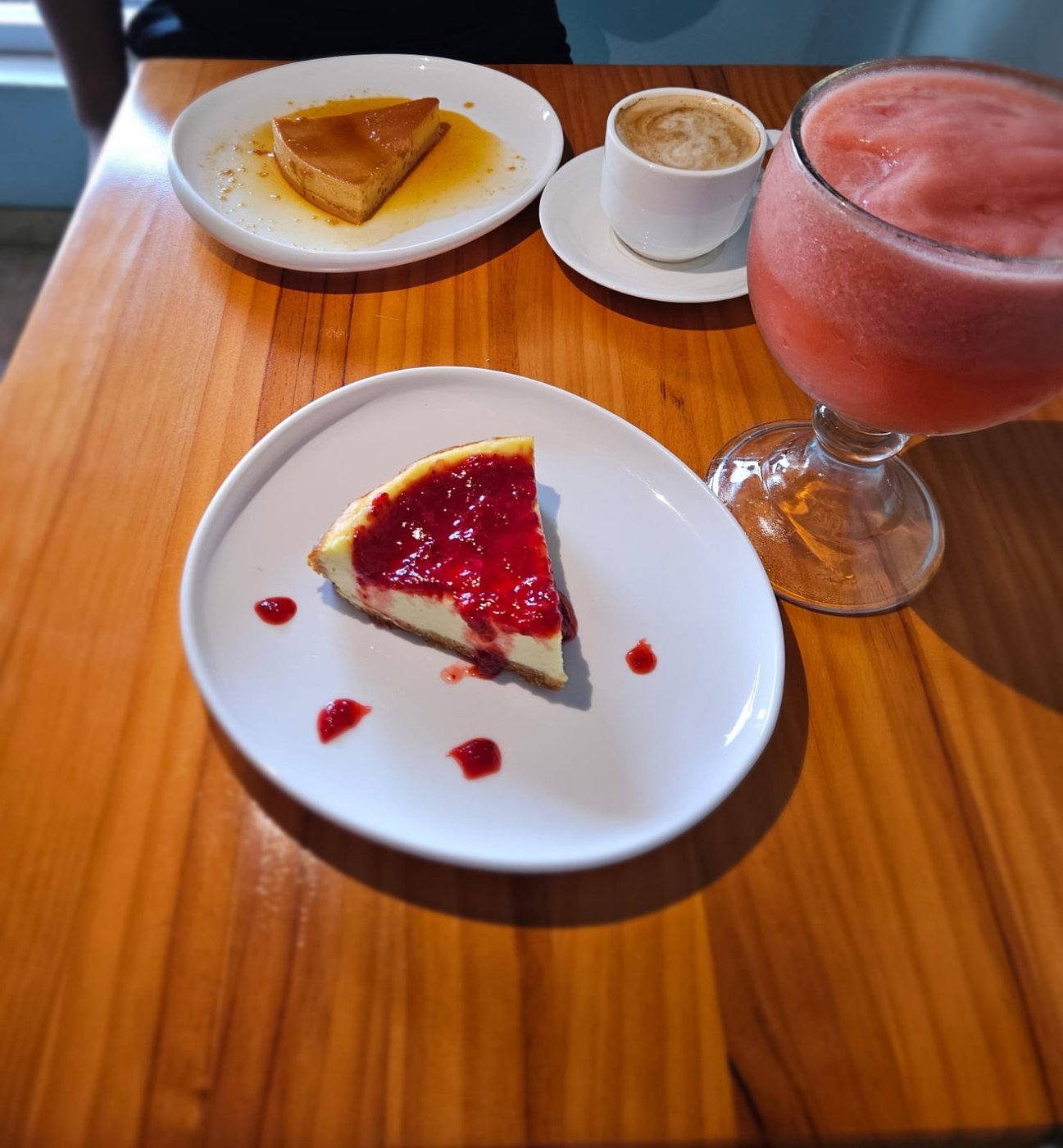 Postres caseros de La Cordillera — cheesecake, flan, café y smoothie